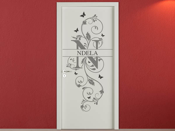 Wandtattoo Namensschild Ndela auf einer Tür