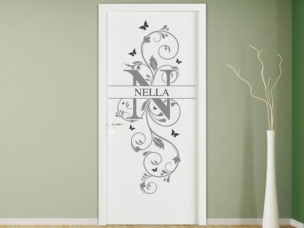 Wandtattoo Namensschild Nella auf einer Tür