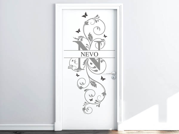 Wandtattoo Namensschild Nevo auf einer Tür