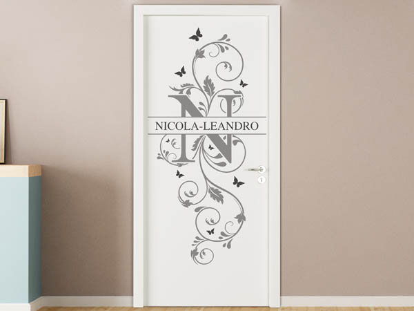 Wandtattoo Namensschild Nicola-Leandro auf einer Tür