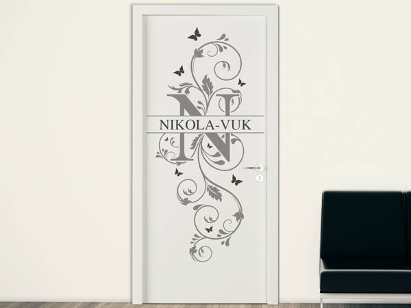 Wandtattoo Namensschild Nikola-Vuk auf einer Tür