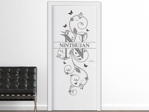 Wandtattoo Namensschild Ninthujan auf einer Tür
