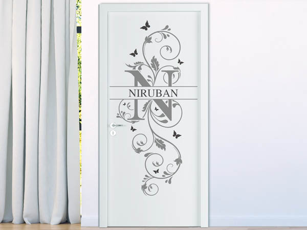 Wandtattoo Namensschild Niruban auf einer Tür