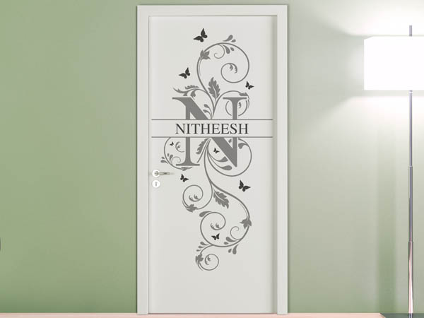 Wandtattoo Namensschild Nitheesh auf einer Tür