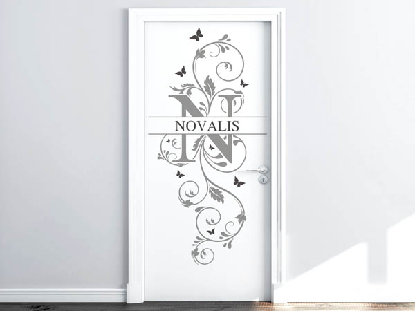 Wandtattoo Namensschild Novalis auf einer Tür
