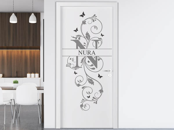 Wandtattoo Namensschild Nura auf einer Tür
