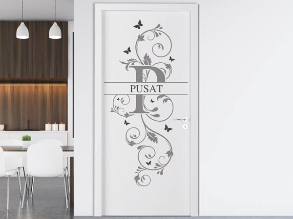 Wandtattoo Namensschild Pusat auf einer Tür