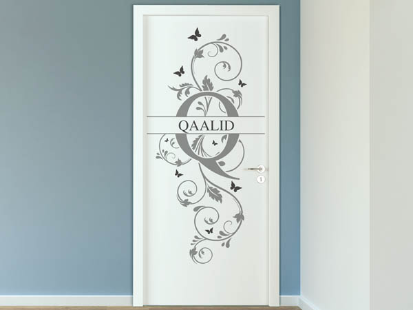 Wandtattoo Namensschild Qaalid auf einer Tür
