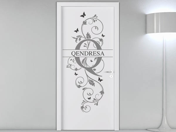 Wandtattoo Namensschild Qendresa auf einer Tür