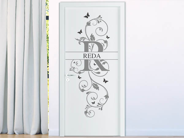 Wandtattoo Namensschild Reda auf einer Tür
