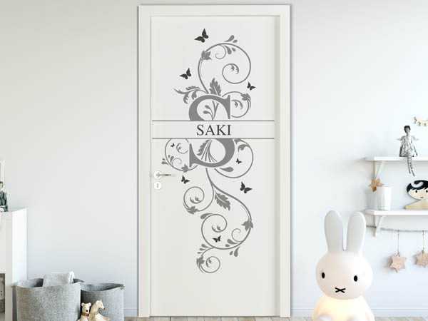 Wandtattoo Namensschild Saki auf einer Tür