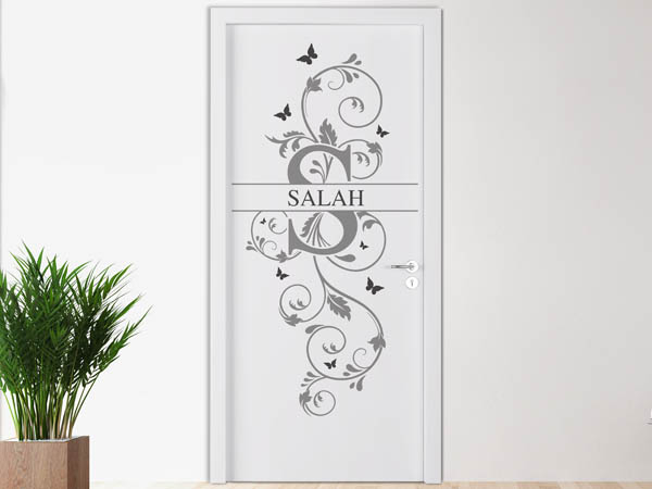 Wandtattoo Namensschild Salah auf einer Tür