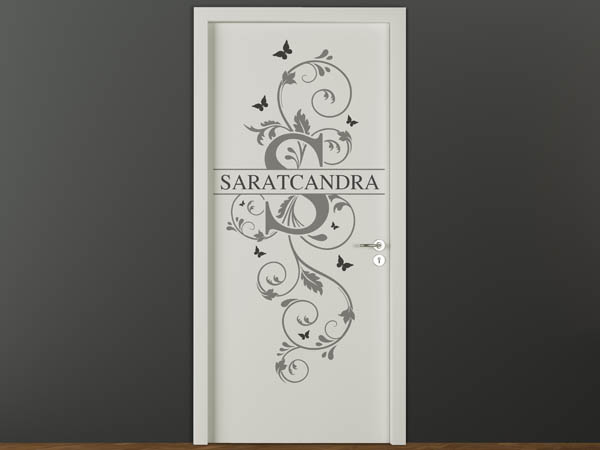 Wandtattoo Namensschild Saratcandra auf einer Tür