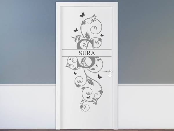 Wandtattoo Namensschild Sura auf einer Tür