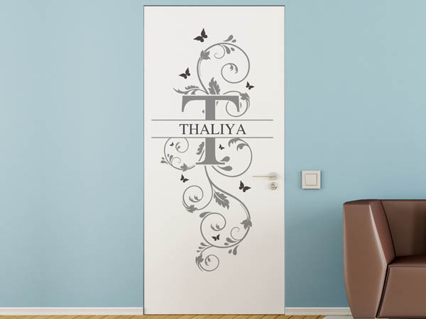 Wandtattoo Namensschild Thaliya auf einer Tür
