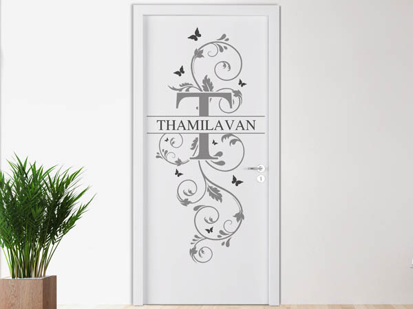 Wandtattoo Namensschild Thamilavan auf einer Tür