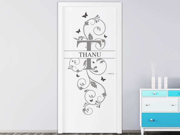Wandtattoo Namensschild Thanu auf einer Tür