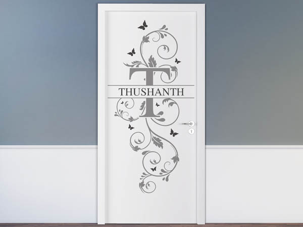 Wandtattoo Namensschild Thushanth auf einer Tür