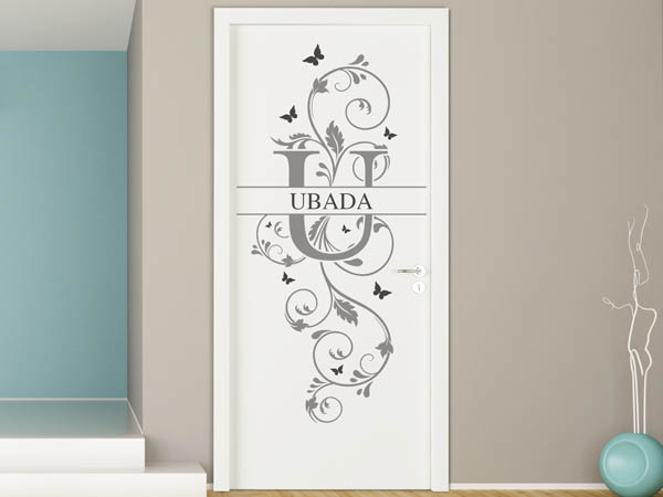 Wandtattoo Namensschild Ubada auf einer Tür