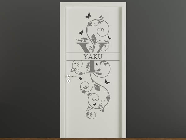 Wandtattoo Namensschild Yaku auf einer Tür