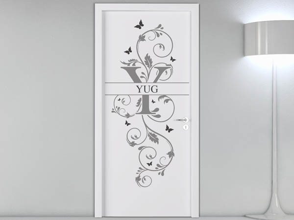 Wandtattoo Namensschild Yug auf einer Tür