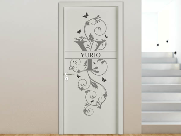 Wandtattoo Namensschild Yurio auf einer Tür