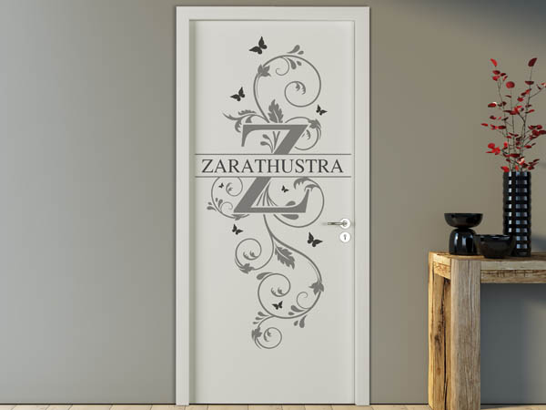 Wandtattoo Namensschild Zarathustra auf einer Tür