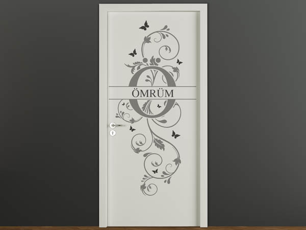 Wandtattoo Namensschild Ömrüm auf einer Tür