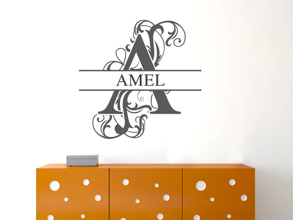 Wandtattoo verschnörkelter Buchstabe A mit Amel