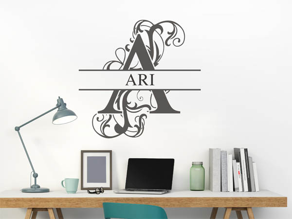 Wandtattoo verschnörkelter Buchstabe A mit Ari