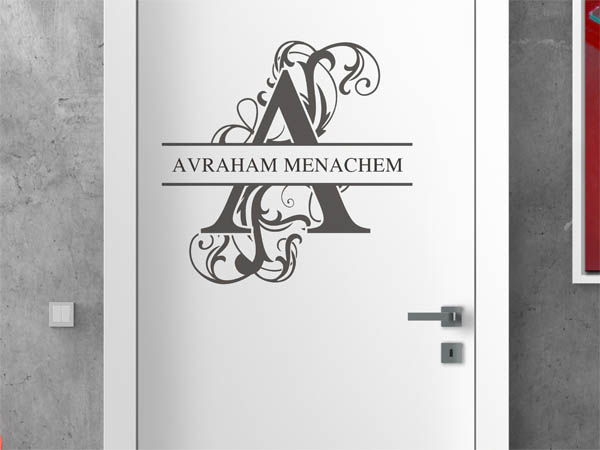 Wandtattoo verschnörkelter Buchstabe A mit Avraham Menachem