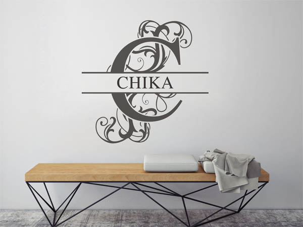 Wandtattoo verschnörkelter Buchstabe C mit Chika