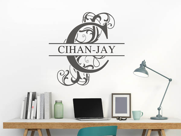 Wandtattoo verschnörkelter Buchstabe C mit Cihan-Jay