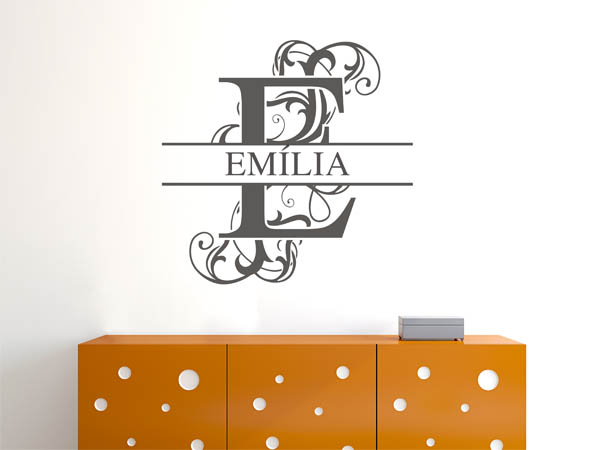 Wandtattoo verschnörkelter Buchstabe E mit Emília