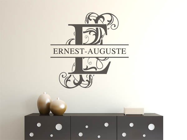 Wandtattoo verschnörkelter Buchstabe E mit Ernest-Auguste
