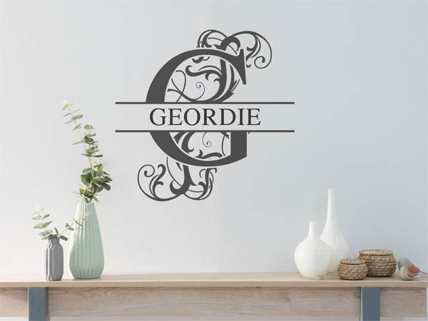 Wandtattoo verschnörkelter Buchstabe G mit Geordie