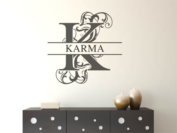 Wandtattoo verschnörkelter Buchstabe K mit Karma