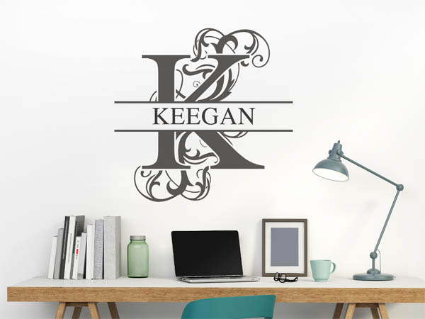 Wandtattoo verschnörkelter Buchstabe K mit Keegan