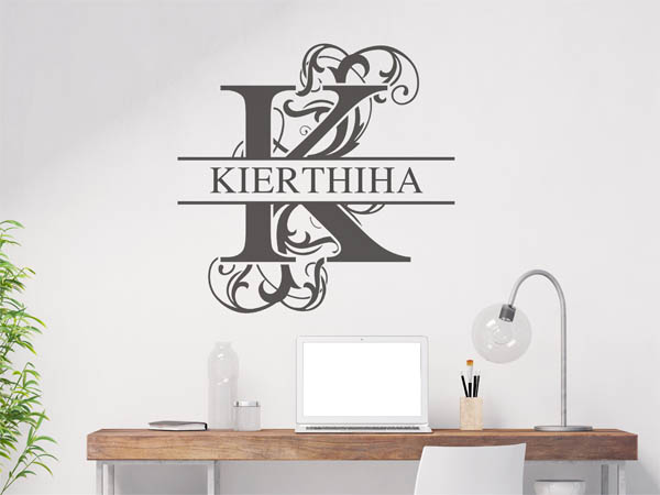 Wandtattoo verschnörkelter Buchstabe K mit Kierthiha