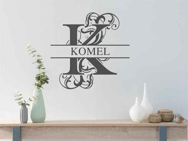 Wandtattoo verschnörkelter Buchstabe K mit Komel