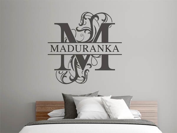 Wandtattoo verschnörkelter Buchstabe M mit Maduranka