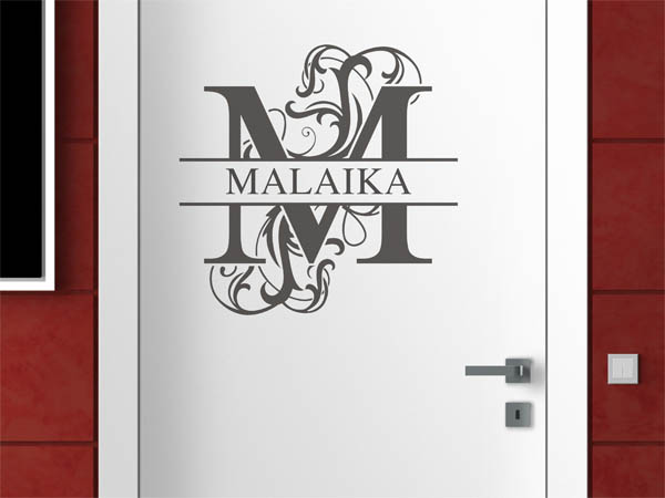 Wandtattoo verschnörkelter Buchstabe M mit Malaika