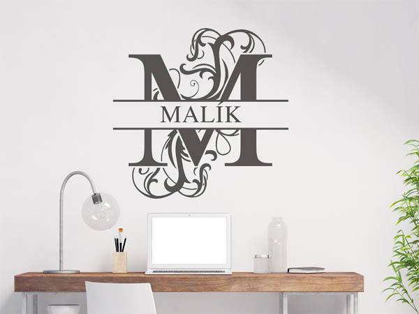 Wandtattoo verschnörkelter Buchstabe M mit Malík