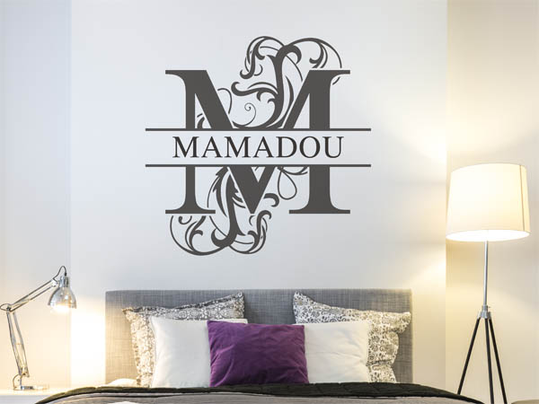 Wandtattoo verschnörkelter Buchstabe M mit Mamadou