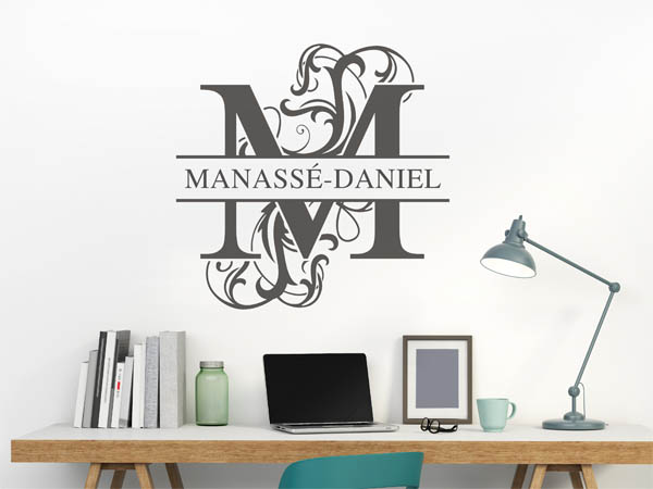 Wandtattoo verschnörkelter Buchstabe M mit Manassé-Daniel