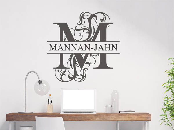 Wandtattoo verschnörkelter Buchstabe M mit Mannan-Jahn