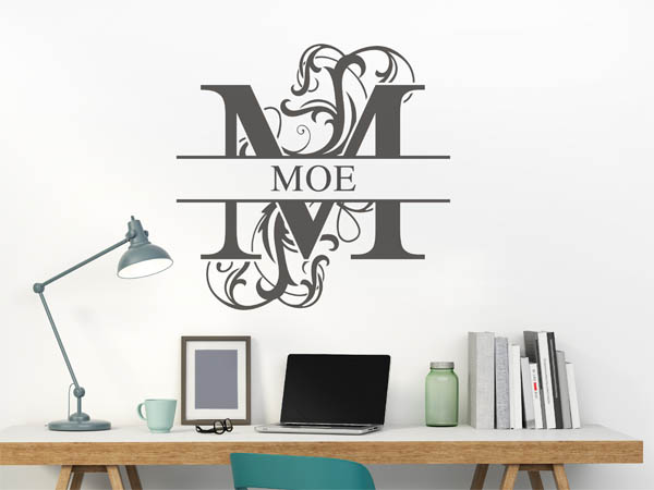 Wandtattoo verschnörkelter Buchstabe M mit Moe