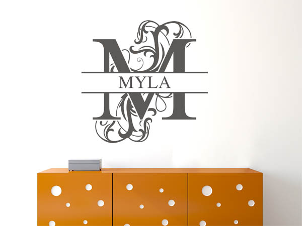 Wandtattoo verschnörkelter Buchstabe M mit Myla