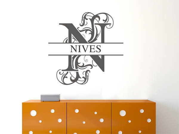 Wandtattoo verschnörkelter Buchstabe N mit Nives