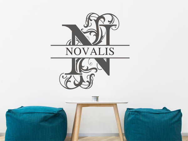 Wandtattoo verschnörkelter Buchstabe N mit Novalis